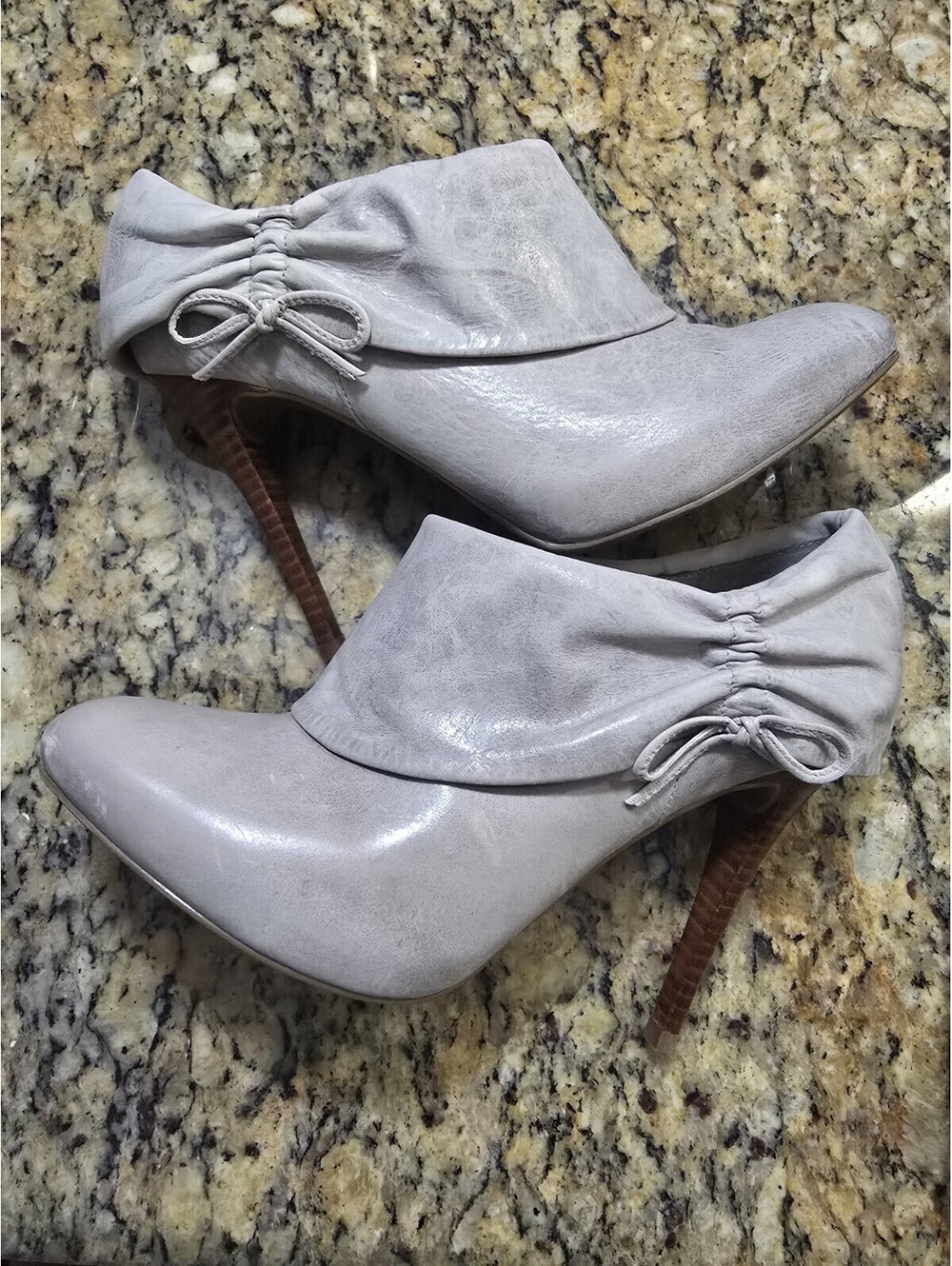 GUESS Gray leather Ankle Bootie Almond Toe Slip-On Stiletto Heel with Bow SZ 6.5